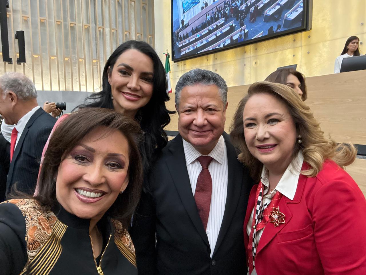 Acude Lorena Cuéllar a toma de protesta de Alejandro Armenta como gobernador de Puebla